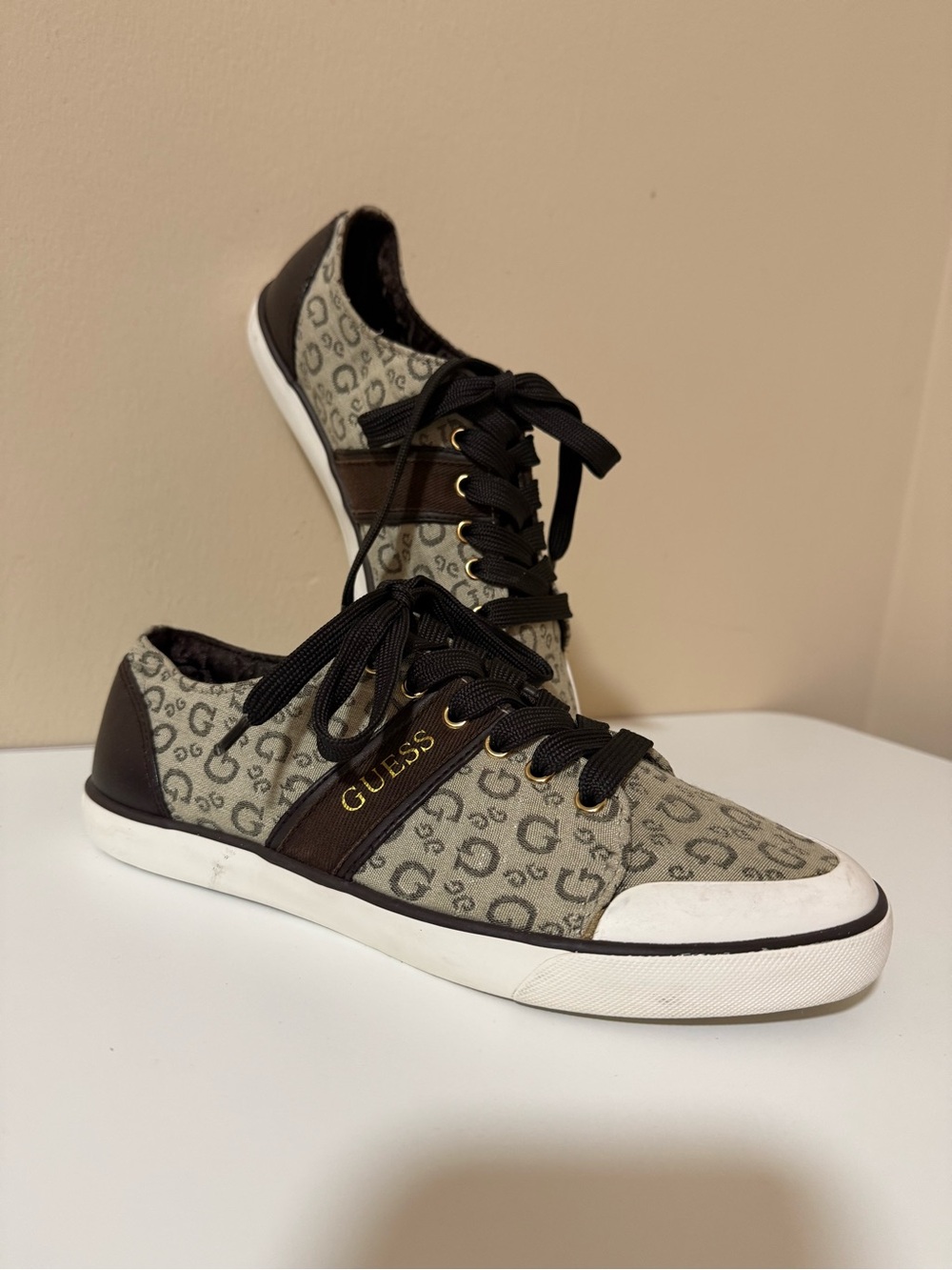 GUESS Men's Gray Logo Canvas Low-Top Sneakers with Black Trim